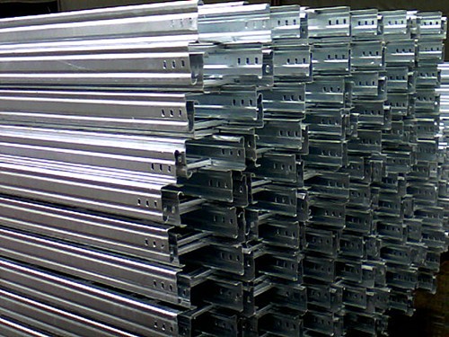 大跨距梯式电缆桥架